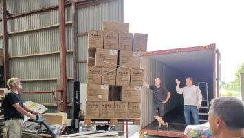 Henning, Kenneth, Tommy og Otto i fuld sving med at laste en container med hospitalsudstyr til Ziguinchor Regionale Hospital i Senegal.