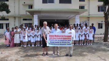 Gert Svendsen (yderst til venste med skiltet) ved indvielsen af Grace General Hospital